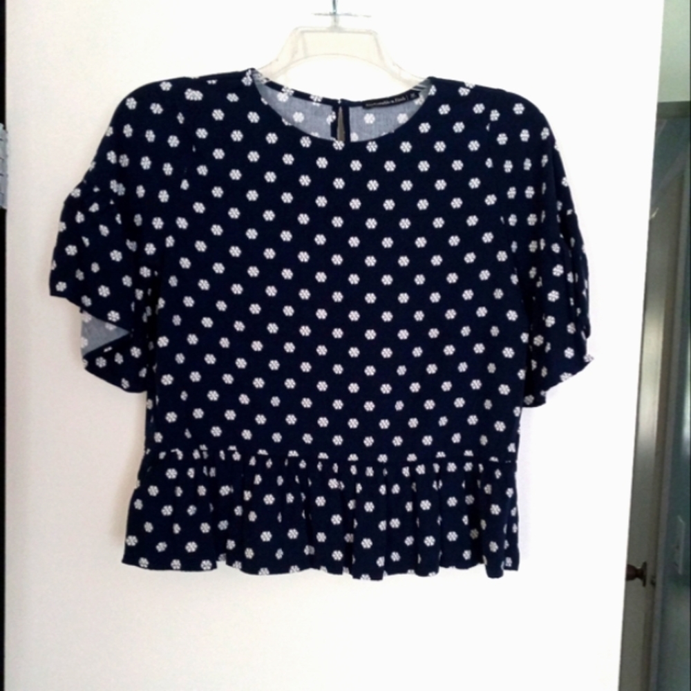 Abercrombie & Fitch blue with white floral crewneck flutter sleeve…